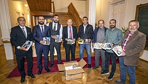 İzmirli seyyar satıcılardan büyük kitap desteği!
