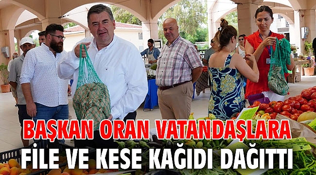 Başkan Oran vatandaşlara file ve kese kağıdı dağıttı