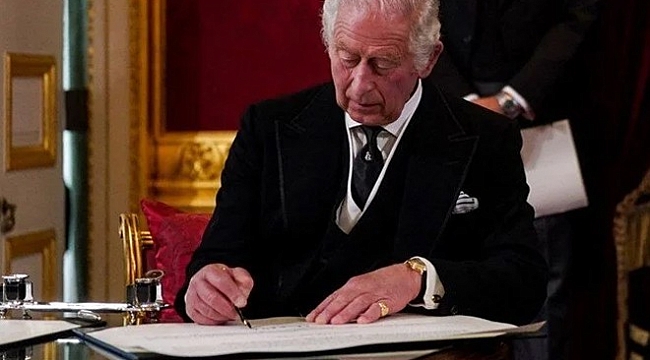 Charles İngiltere Kralı ilan edildi