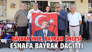 Başkan İnce, bayram öncesi esnafa bayrak dağıttı