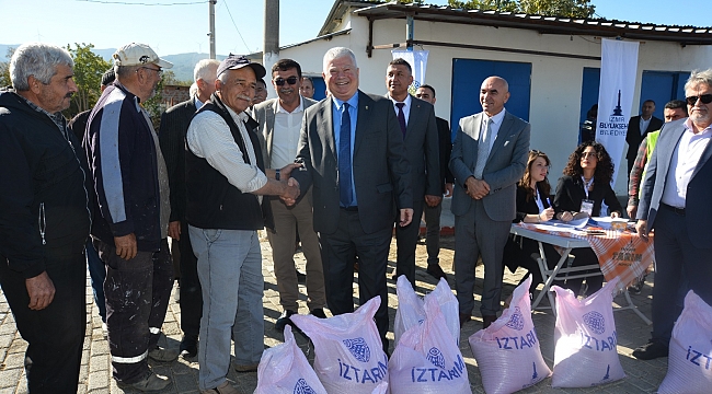 Büyükşehir Belediyesi Kınıklı çiftçilere karakılçık tohumu dağıttı
