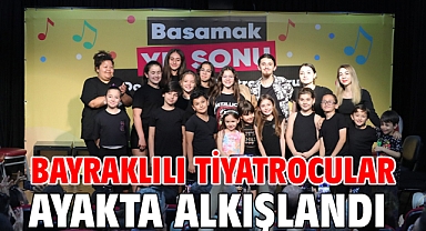Bayraklılı tiyatrocular ayakta alkışlandı