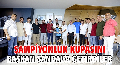 Şampiyonluk kupasını Başkan Sandal'a getirdiler