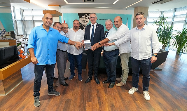 Gazetecilerden Başkan Arda'ya özel hediye