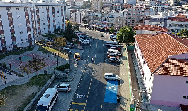 Kuşadası Belediyesi Okul Yollarını Daha Güvenli Ve Modern Bir Hale Getiriyor