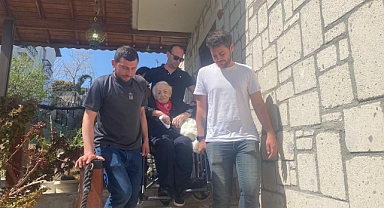 Cumhuriyetle Yaşıt Zekiye Teyze, İzmir Karaburun’da Oyunu Kullandı