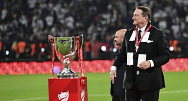 Futbolcular kupayı Beşiktaş çarşısına götürecek