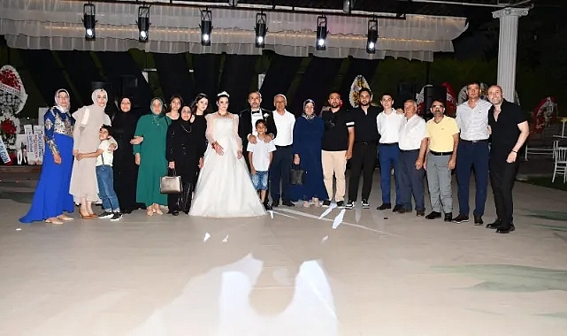 Bergama'da iş ve siyaset dünyası bir arada: İbrahim Yerlikaya ve Buse Uyarer dünya evine girdi