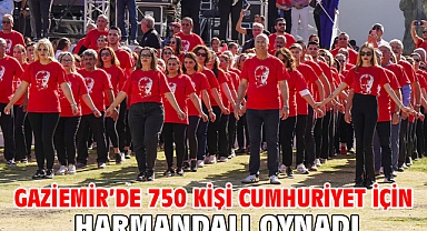 Gaziemir’de 750 kişi Cumhuriyet için harmandalı oynadı