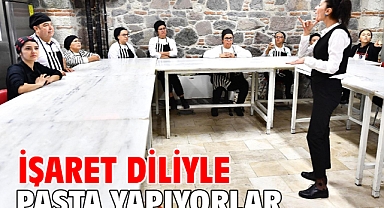 İşaret diliyle pasta yapıyorlar
