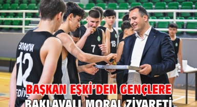 Başkan Eşki’den gençlere baklavalı moral ziyareti