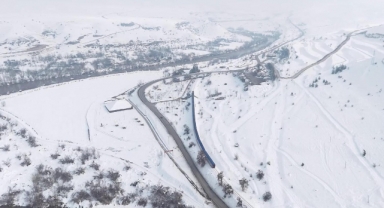 Doğu Ekspresi'nin karın beyaza bürüdüğü Erzincan'daki yolculuğu, dronla görüntülendi