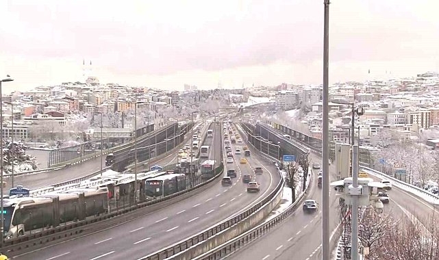 Kar bitti, İstanbullular haftaya trafikle başladı