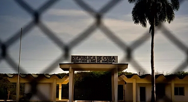 Sınır dışı edilen ABD'li göçmenleri taşıyan ilk askeri uçak Guantanamo'ya indi