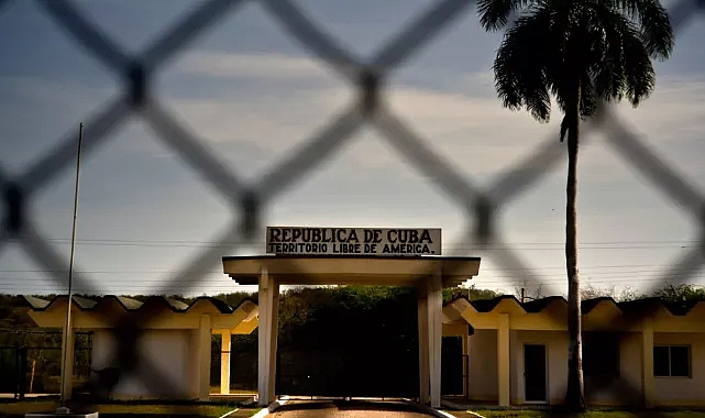 Sınır dışı edilen ABD'li göçmenleri taşıyan ilk askeri uçak Guantanamo'ya indi