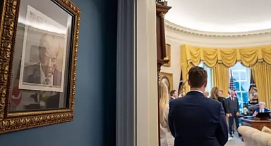 Trump'ın sabıka fotoğrafı Oval Ofis'in girişine asıldı