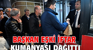 Başkan Eşki iftar kumanyası dağıttı