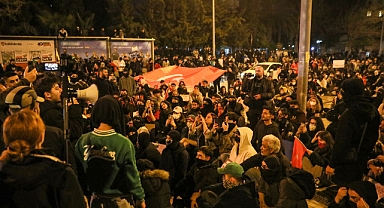 Bir gösterici, polisten aldığı megafonla 'sükunet' uyarısı yaptı