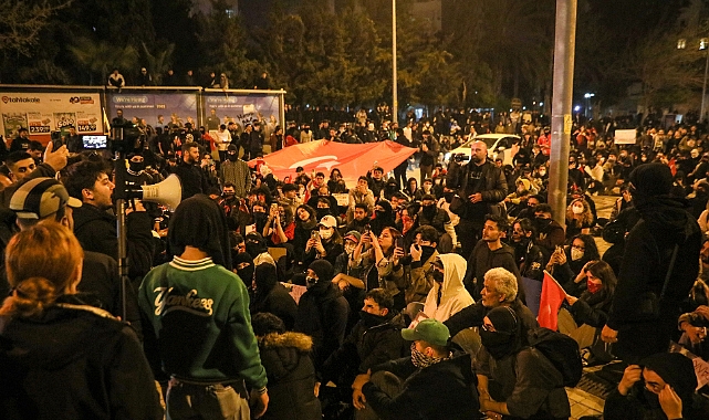 Bir gösterici, polisten aldığı megafonla 'sükunet' uyarısı yaptı