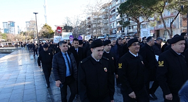 Erkekler siyah kıyafet giyip, kadına yönelik şiddete karşı yürüdü