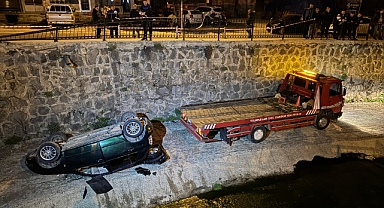Geri kayan otomobil, dere yatağına uçtu: 2 yaralı