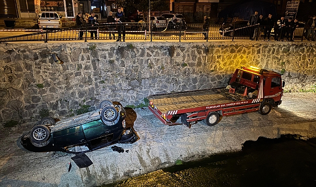 Geri kayan otomobil, dere yatağına uçtu: 2 yaralı
