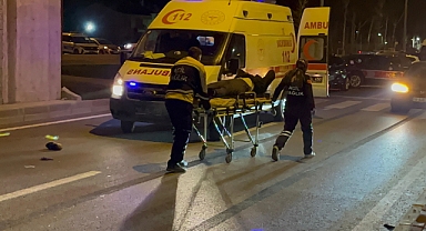 Hafif ticari aracın çarptığı 2 yaya yaralandı