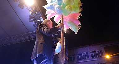 Haluk Levent, konserde pamuk şeker dağıttı