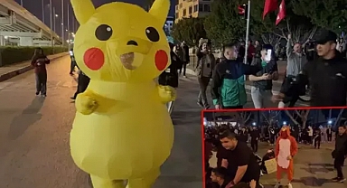 'İmamoğlu' protestolarında 'Pikachu' ve 'Angry Birds' kostümlü 2 gösterici dikkat çekti