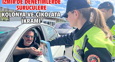 İzmir'de denetimlerde sürücülere kolonya ve çikolata ikramı