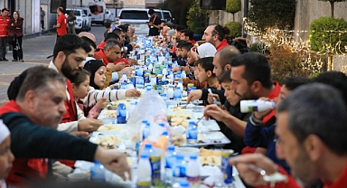 Kızılay'dan İdlib'de engelli kamplarında kalanlara yardım, yetimhanedeki çocuklara iftar