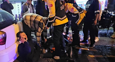 Otomobilin 'yaya geçidi'nde çarptığı 3 kişi yaralandı; kaza kamerada