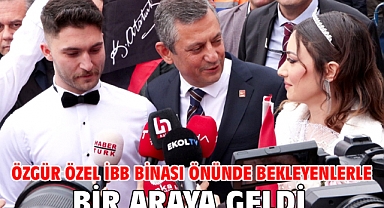 Özgür Özel İBB binası önünde bekleyenlerle bir araya geldi