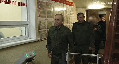 Putin askeri üniforma giydi, Kursk'u ziyaret etti