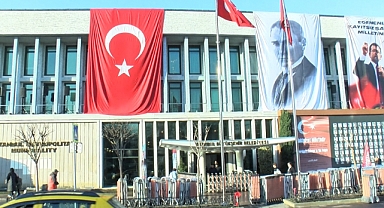 Saraçhane'deki İBB binasında camları kırılan pencereler kapatıldı