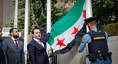 ABD'deki BM merkezinde, yeni Suriye bayrağı göndere çekildi