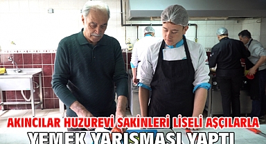 Akıncılar Huzurevi Sakinleri Liseli Aşçılarla Yemek Yarışması Yaptı
