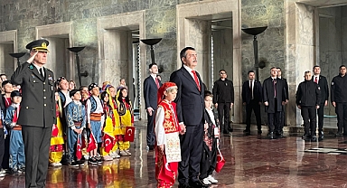 Bakan Tekin, öğrencilerle Anıtkabir'i ziyaret etti
