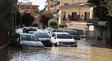 İtalya'da şiddetli yağış sele neden oldu