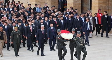 Dervişoğlu, gençlerle birlikte Anıtkabir'i ziyaret etti