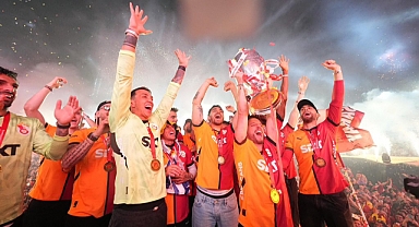 Galatasaray 25’inci şampiyonluk kupasını görkemli törenle kaldırdı