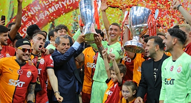 Galatasaray şampiyonluğunu taraftarıyla stadyumda kutladı