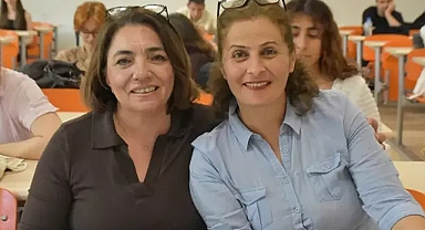 İki kadın 50'li yaşlarında hayalleri üniversitede