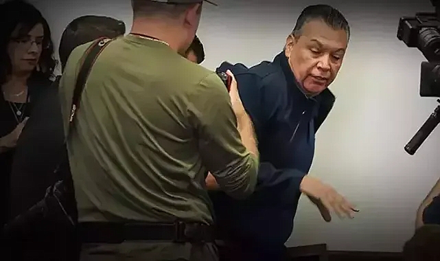 ABD’li bakana soru sormak isteyen senatör zorla dışarı çıkarıldı