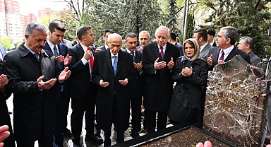 Bahçeli, Türkeş'in mezarını ziyaret etti