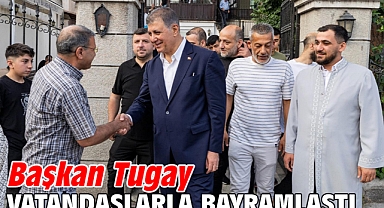 Başkan Tugay vatandaşlarla bayramlaştı