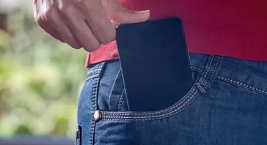 Erkekler aman dikkat: Telefonunuzu cebinizde taşımayın!