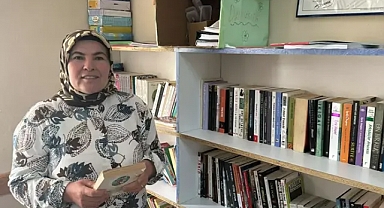 İlçenin ilk kadın muhtarı, mahallesine kütüphane kazandırdı