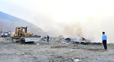 Manisa'da eski çöp depolama alanında yangın: 1 itfaiye eri dumandan etkilendi