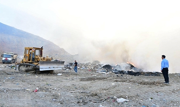 Manisa'da eski çöp depolama alanında yangın: 1 itfaiye eri dumandan etkilendi